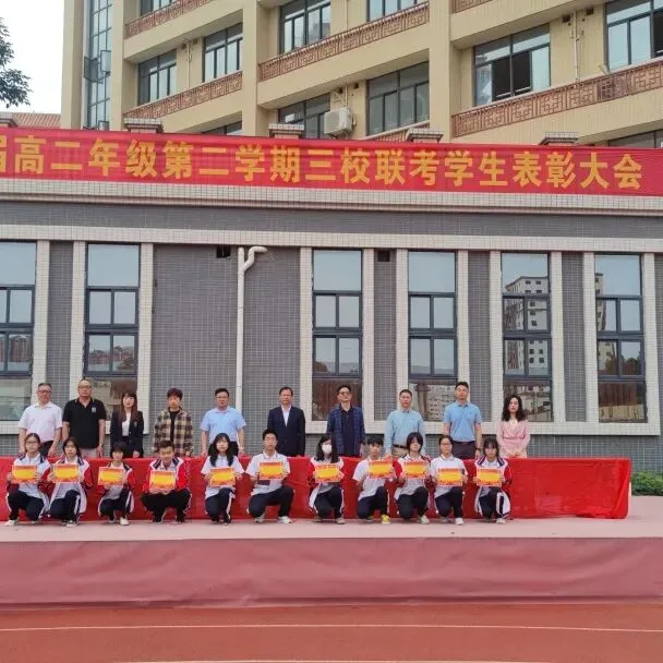 获奖学生与班主任老师合影