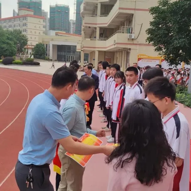 领导与嘉宾为获奖学生颁发奖项