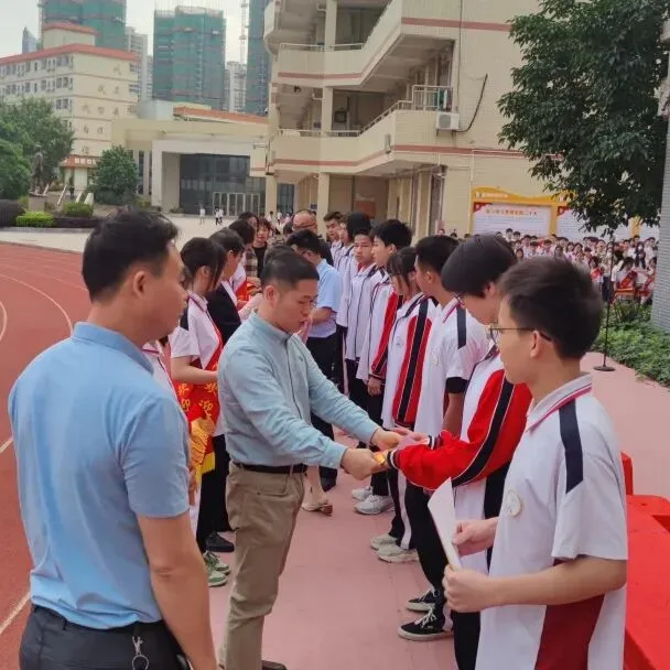 获奖学生手捧奖状和奖品,笑容灿烂