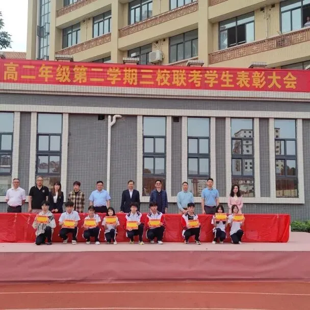 颁奖现场,学生们专注地观看