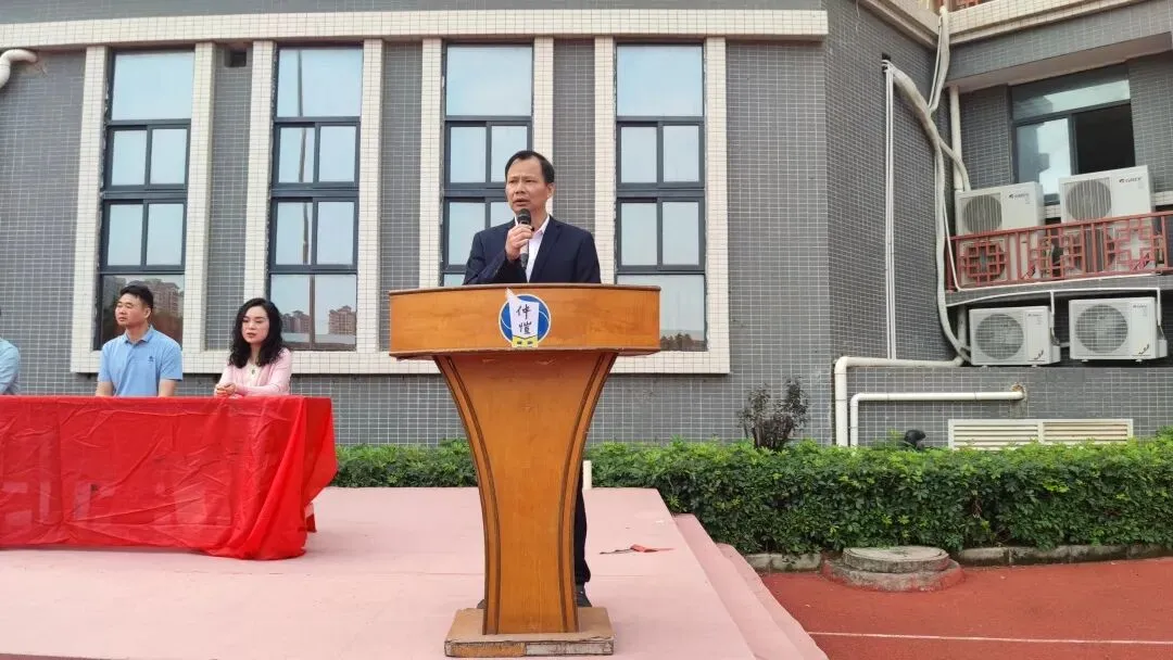 仲恺中学副校长张伟雄发表总结讲话