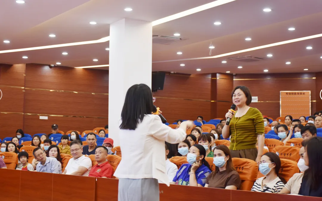 家长们在实践中学习沟通技巧