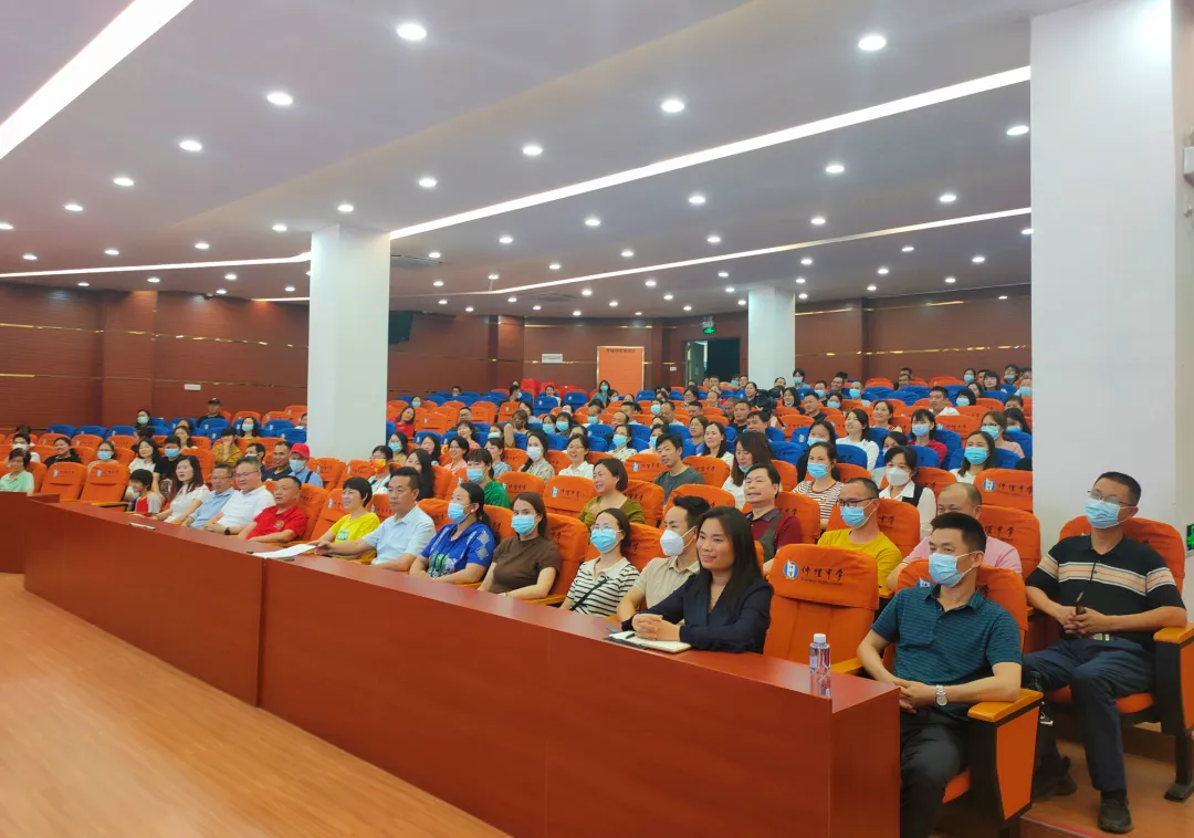 讲座现场气氛热烈,家长认真笔记