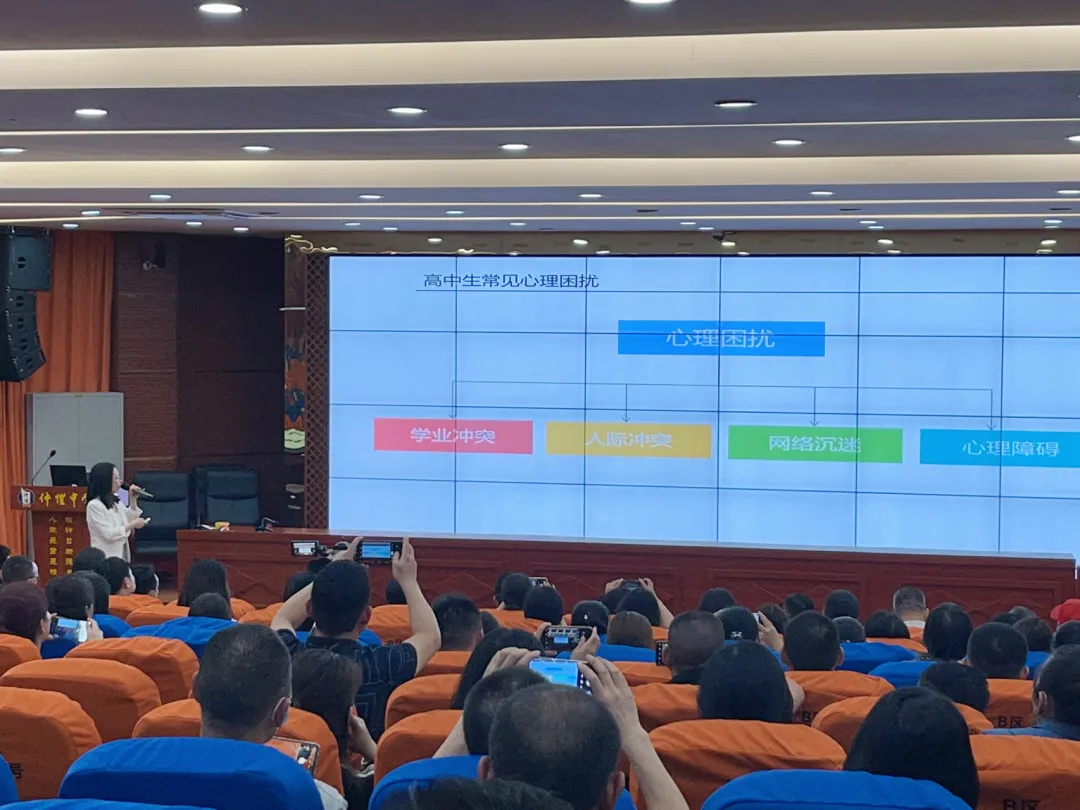 罗嘉仪老师耐心解答家长疑问