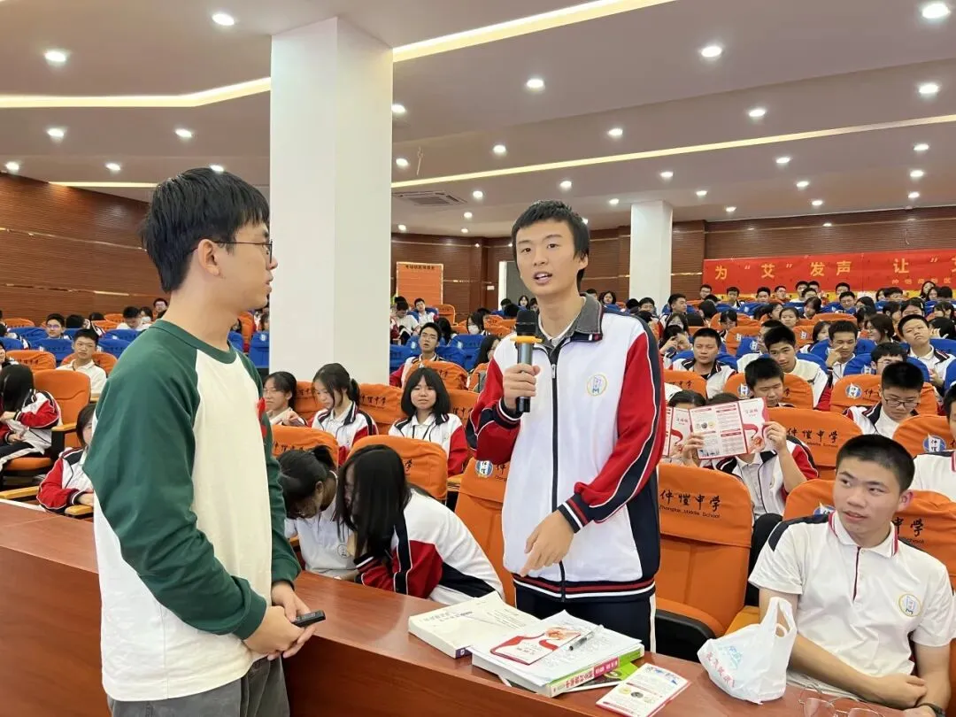 揭宇讲师讲解艾滋病传播途径