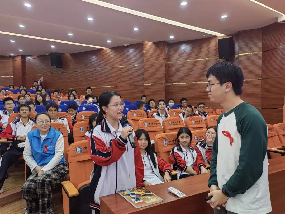 学生们积极参与有奖竞答环节