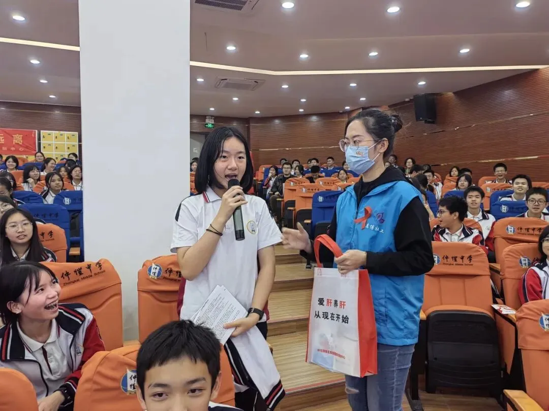讲座现场,学生们认真聆听揭宇讲师的讲解