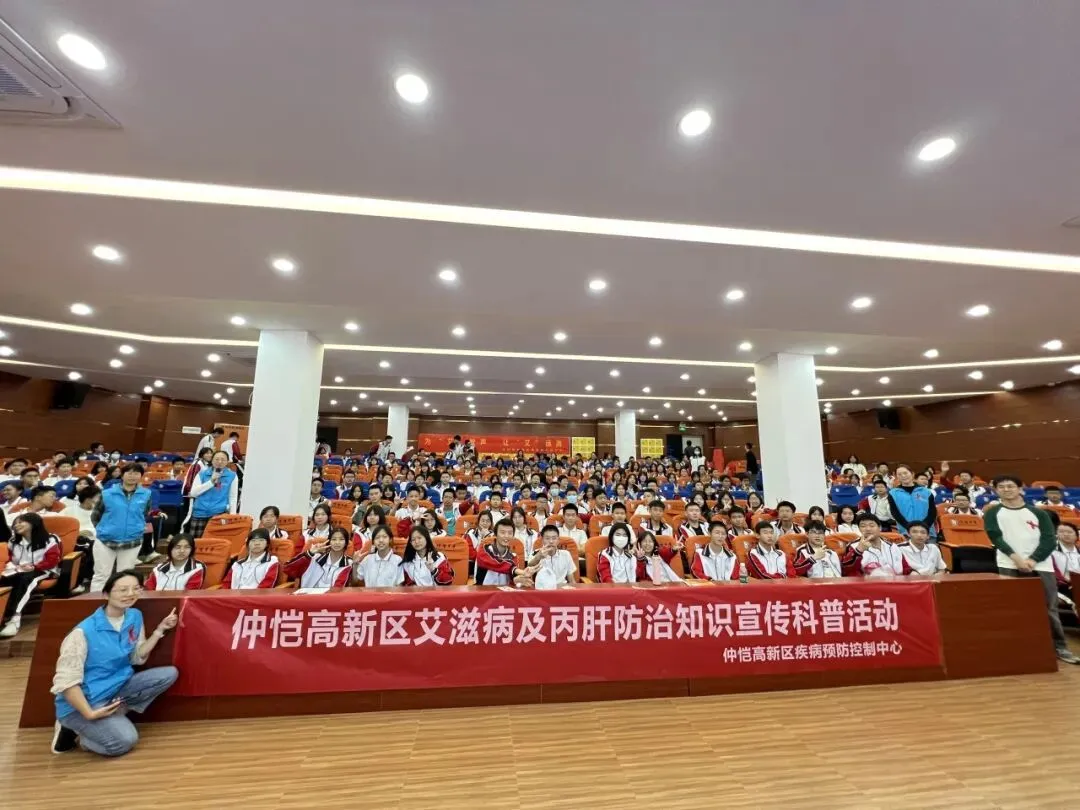 讲座圆满结束,师生合影留念