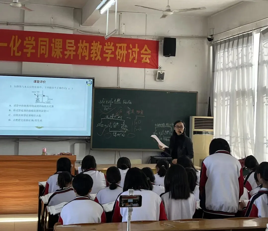 学生在陈燕聪老师的课堂上积极互动