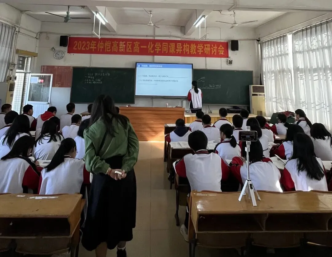 学生在刘丹老师的课堂上进行实验探究