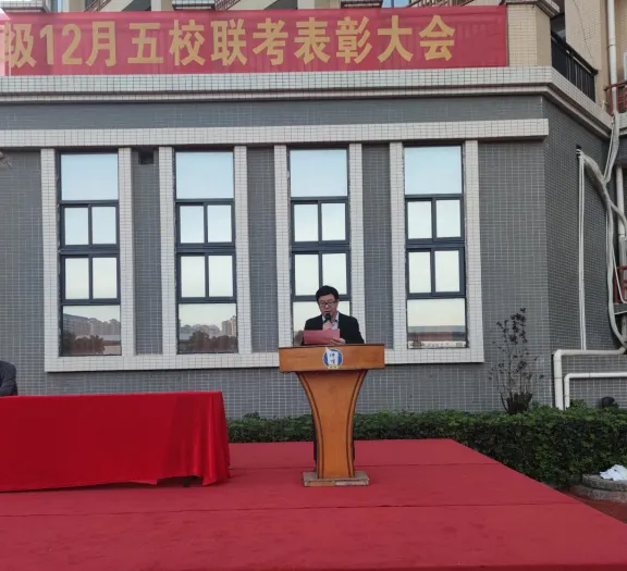 校领导为获奖学生颁发奖项