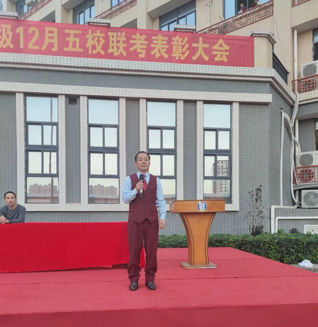 全体师生面向国旗肃穆致敬