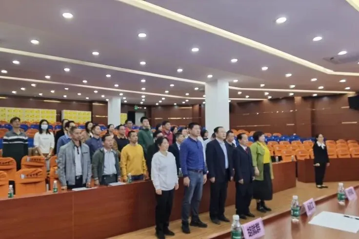 全体会员代表奏唱国歌