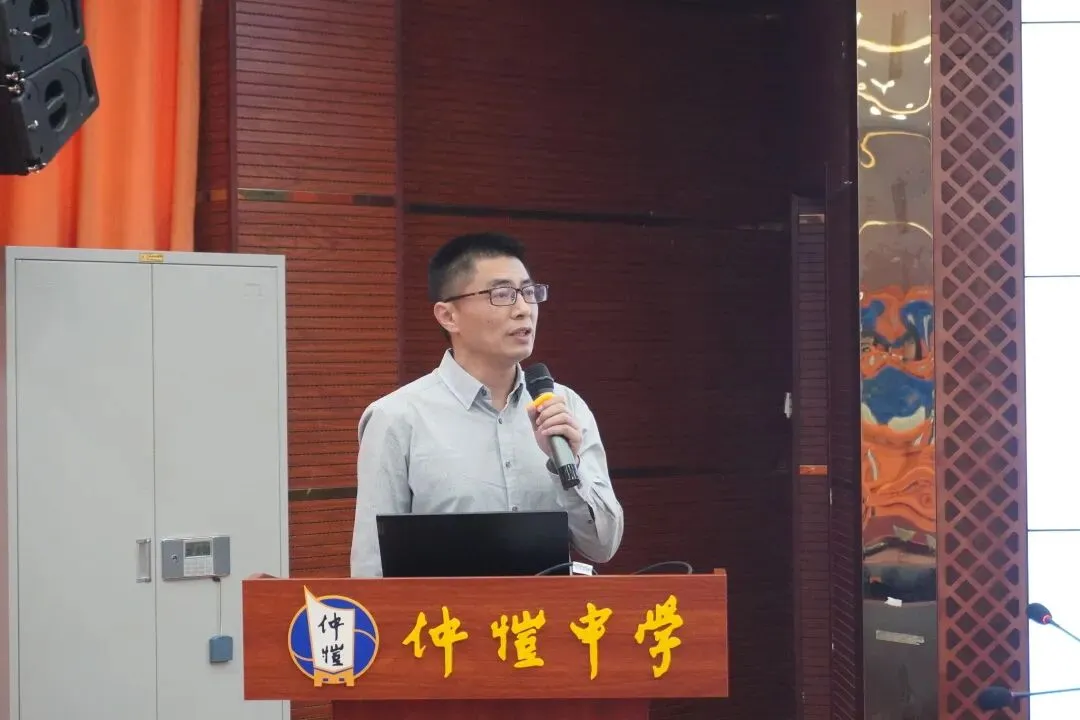 高二年级主任赵群祥进行考试数据分析
