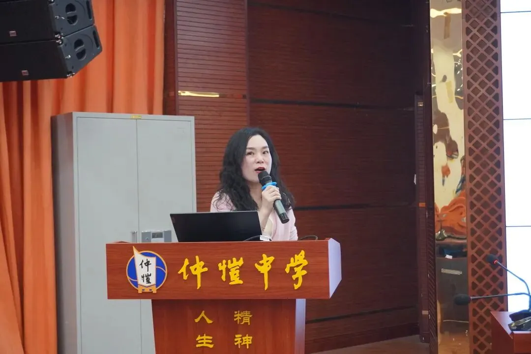 会议现场教师认真听取分析报告