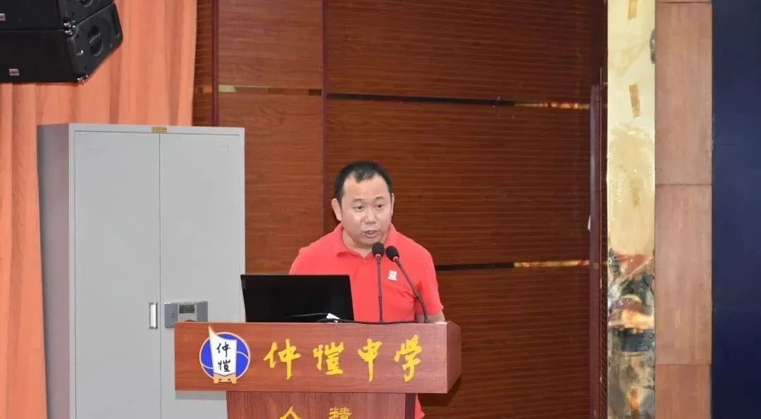 唐永传副校长在大会上发言