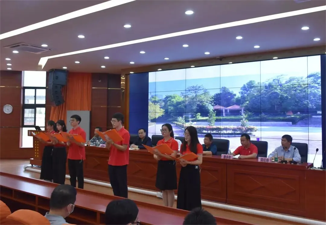 年轻教师朗诵《仲恺中学,逐梦的乐园》