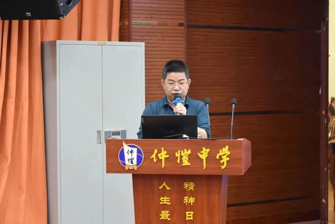 钟锦山副校长在大会上发言