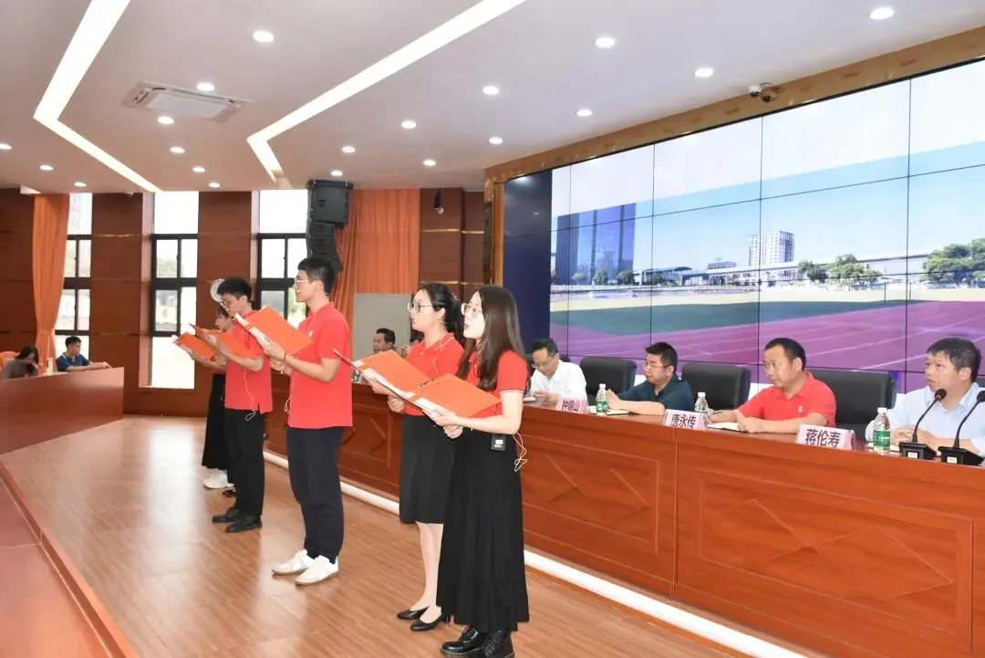 朗诵小组老师们充满激情的表演
