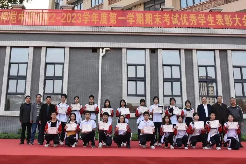 校领导为高三年级优秀学生颁奖