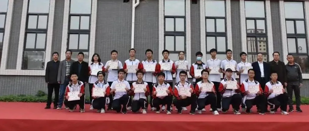 惠州仲恺中学隆重举行期末考试优秀学生表彰大会,激励学子勇攀高峰