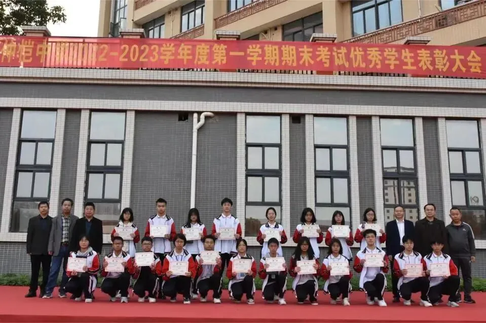 校领导为高一年级优秀学生颁奖