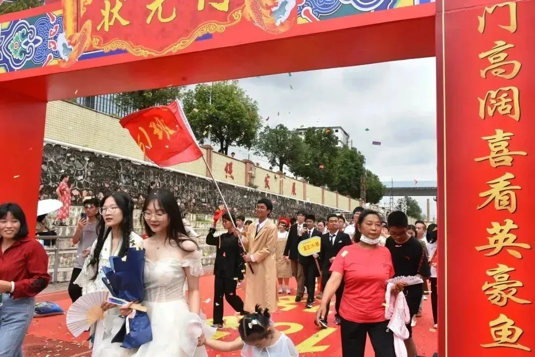 高三学子跨过“成人门”