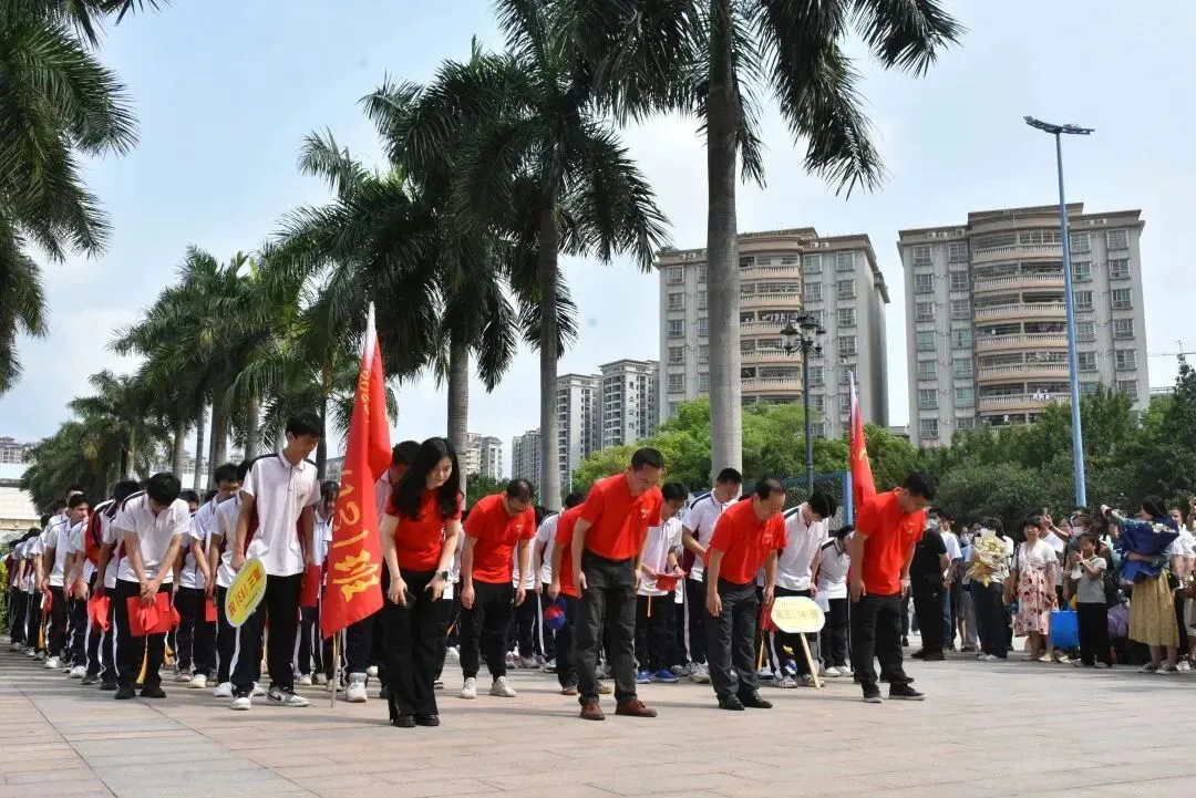 高三学子在廖仲恺先生铜像前庄严宣誓