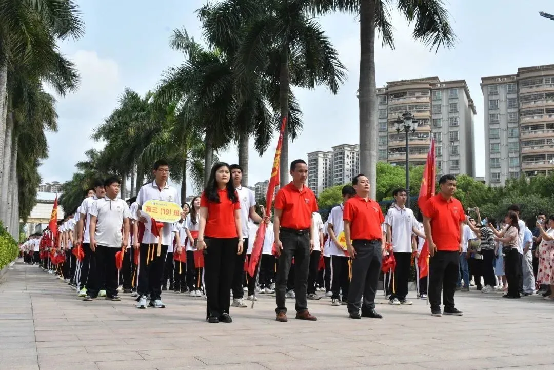 高三学子在廖仲恺先生铜像前庄严宣誓