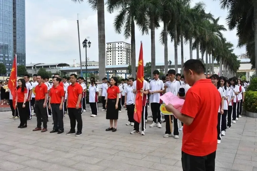 高三学子向廖仲恺先生铜像鞠躬致敬