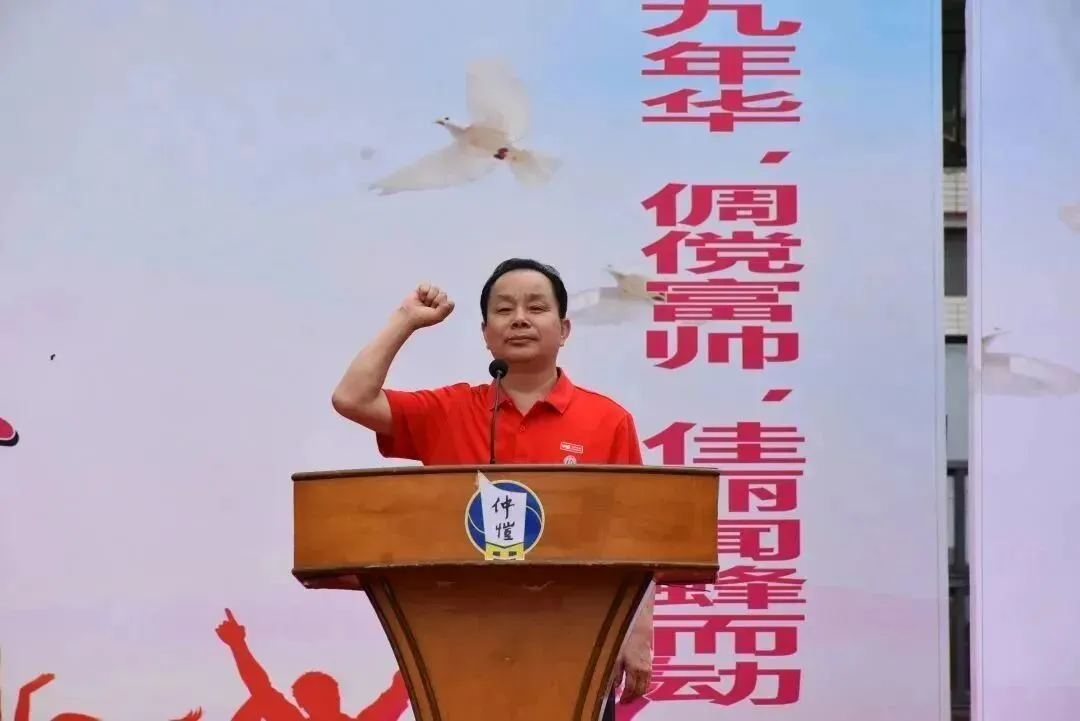 家长代表万军先生致辞