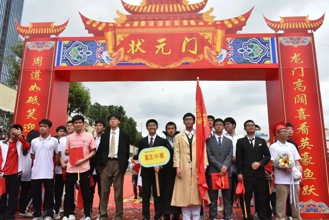 高三学子跨过“成人门”