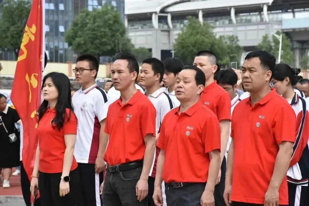 高三学子与老师们在成人礼上合影留念