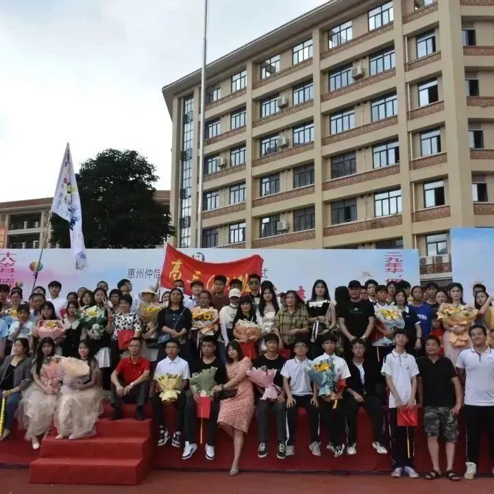 高三学子与老师们在成人礼上合影