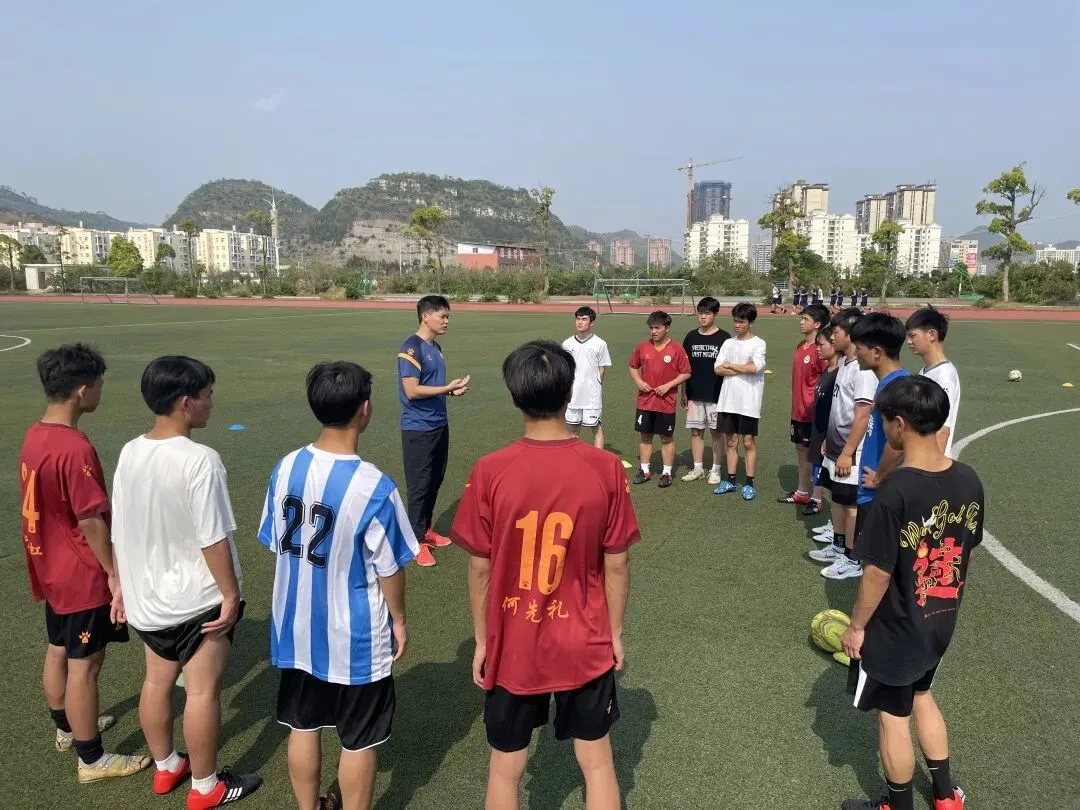 陈旭教练进行足球示范课