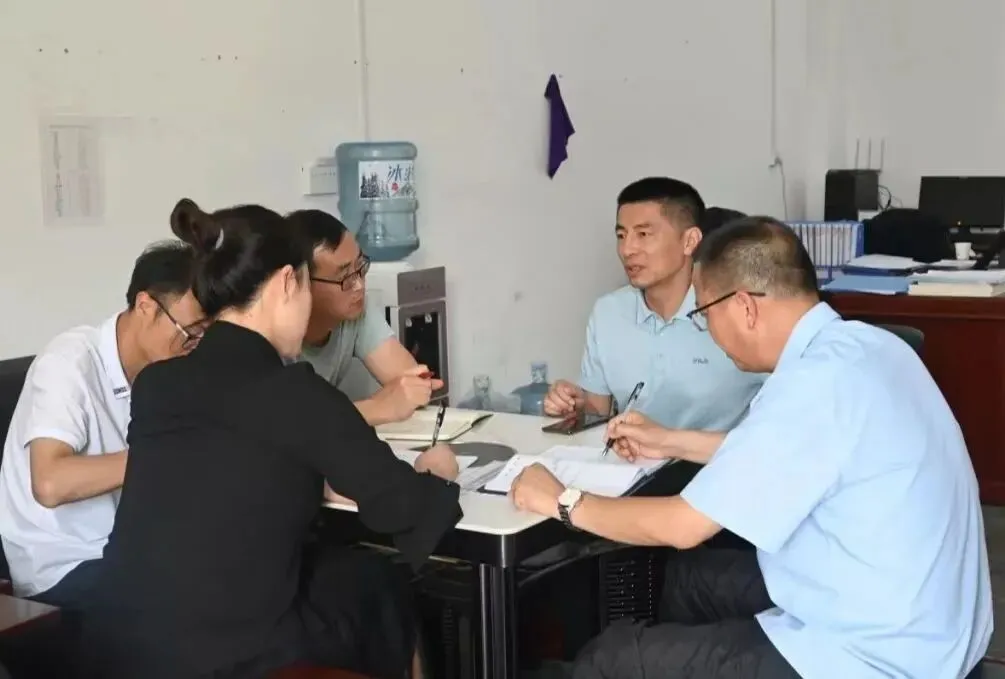 专家为安龙四中教师答疑