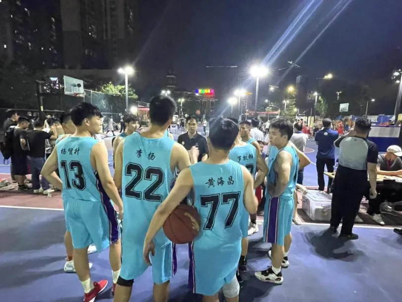 仲恺中学教职工篮球队在比赛中