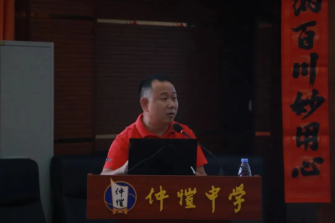 主持人与李海霞老师进行现场互动