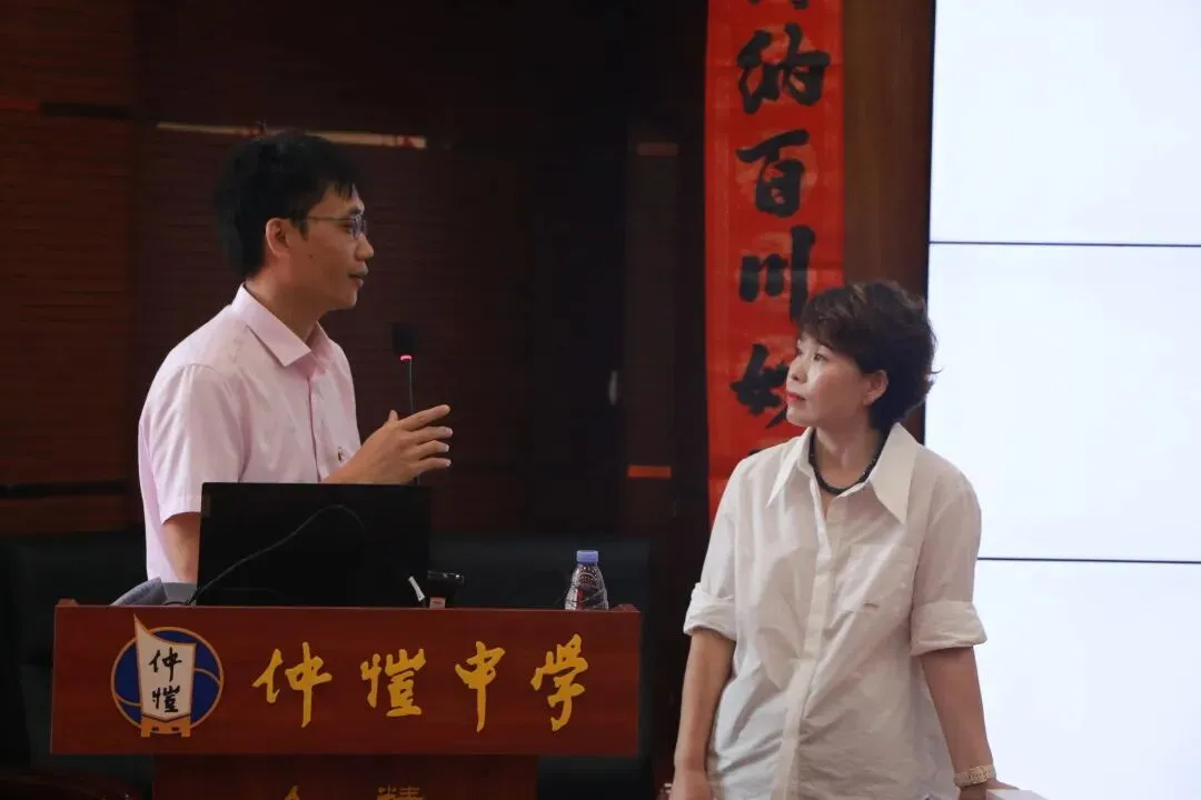 “霞映桃李访谈录”的展示
