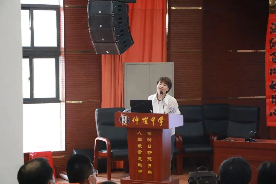 李海霞老师通过游戏引入鼓励的重要性