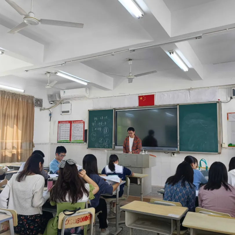 学生们积极参与课堂讨论，踊跃回答问题