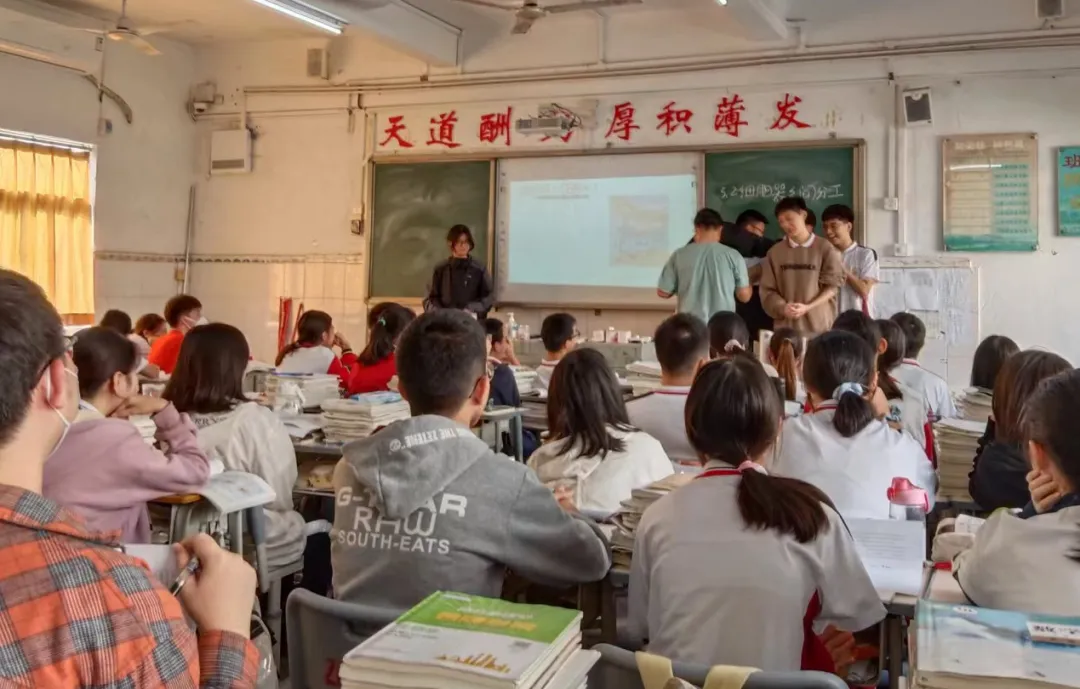 学生们认真听讲，积极互动