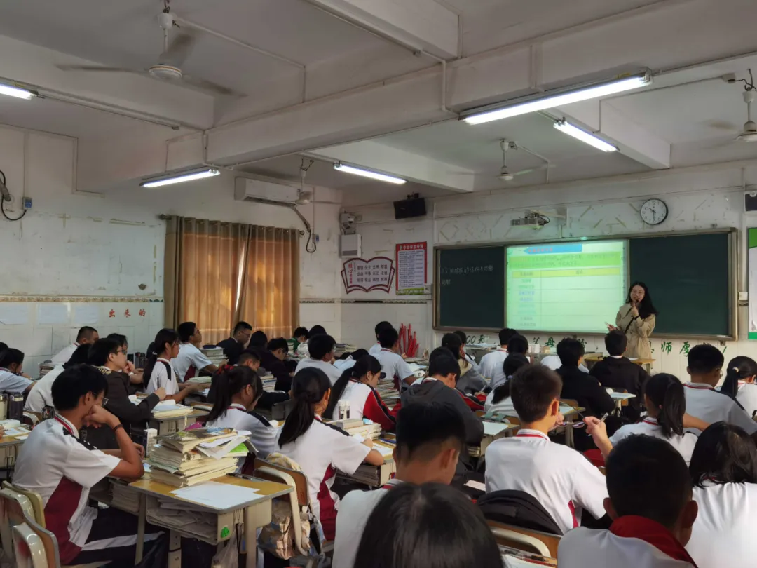 邱老师利用电镜照片引导学生观察细胞结构