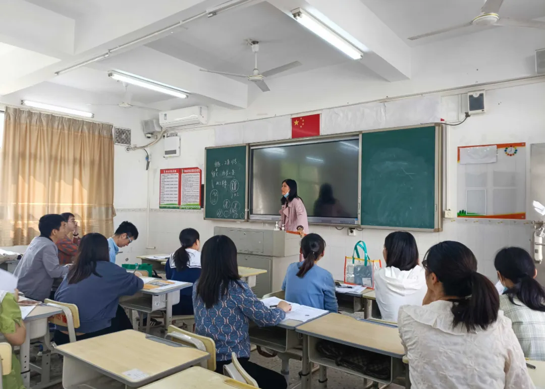钟咏辉老师对展示课进行点评指导