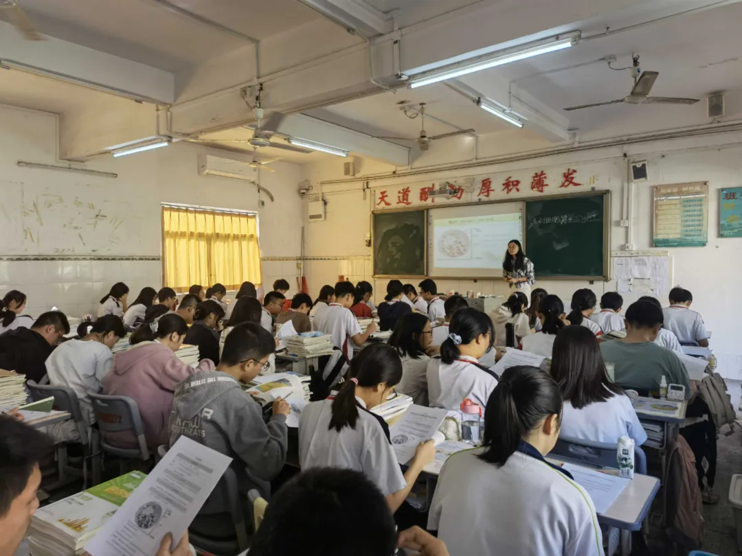 殷老师在课堂上讲解细胞膜的结构与功能