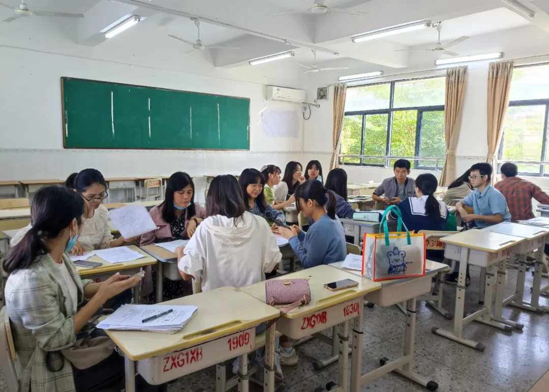 教师们认真听取新教师的课后汇报