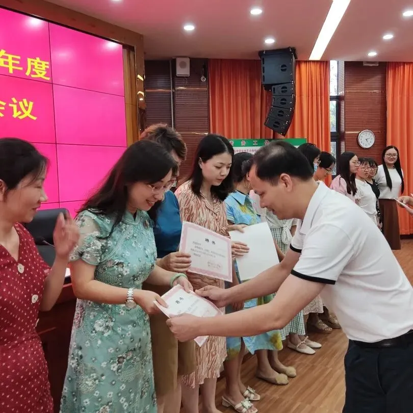 师徒认真聆听讲话