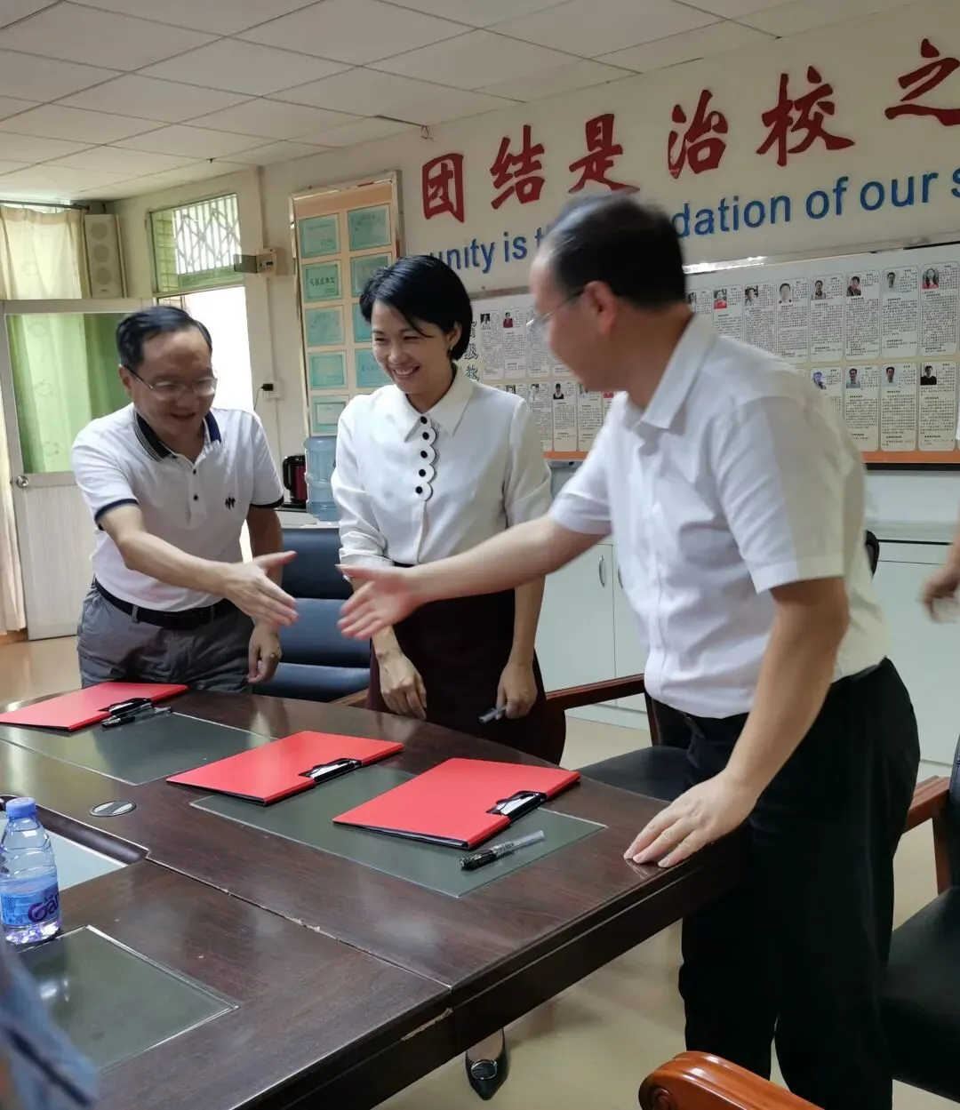 两校领导在签约仪式上交流