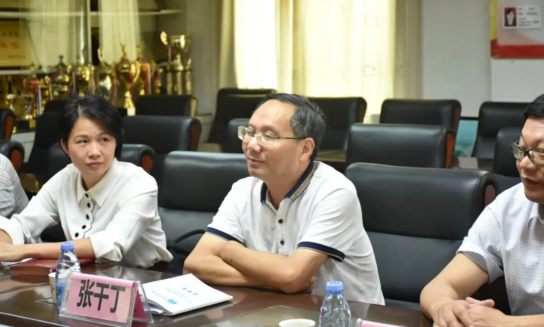 惠州仲恺中学校长张干丁发表讲话