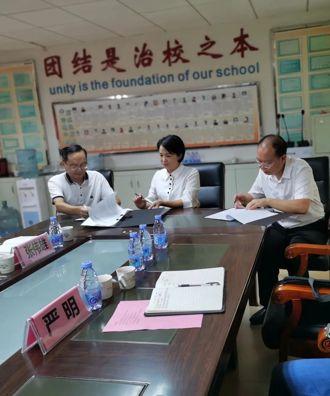 签约仪式现场,两校领导认真听取讲话